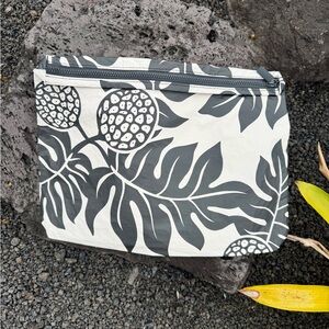 ALOHA NWT Collection Monstera Travel Pouch Wet Dry Bag
